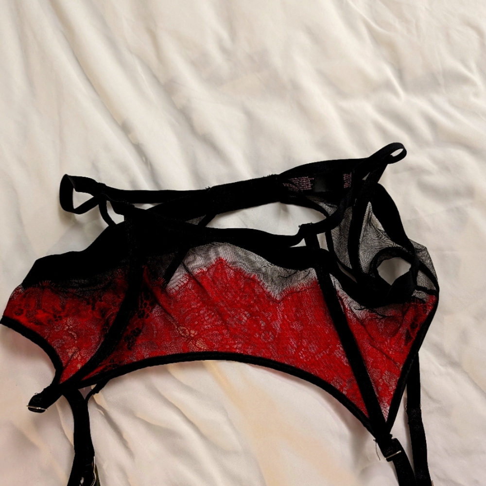 Victoria's Secret black and red garter M/L